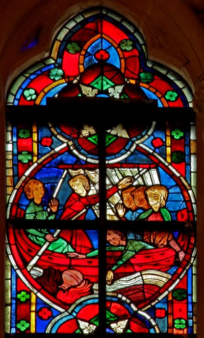 Fenster w209 zeigt eine Szene aus einer Legende des Heiligen Nikolaus: ein Teufel gibt Reisenden eine Flüssigkeit, aber die Flasche geht über Bord verloren von French School