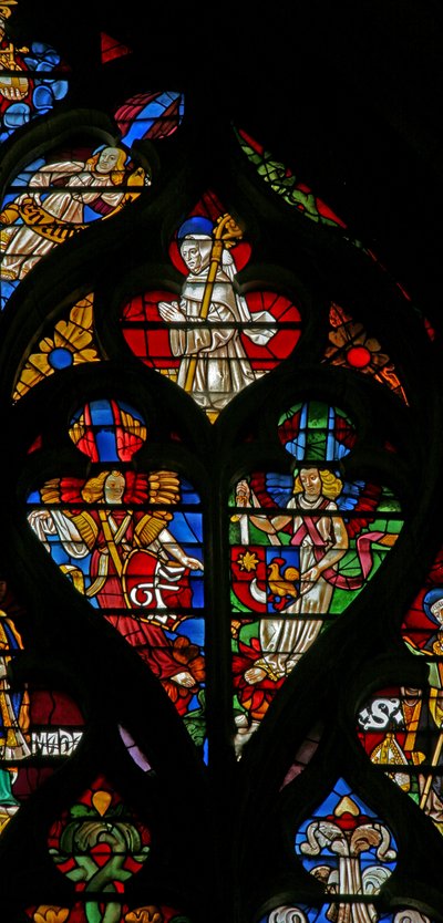 Fenster w232 zeigt Maßwerklichter mit Engeln und St. Bernhard von French School