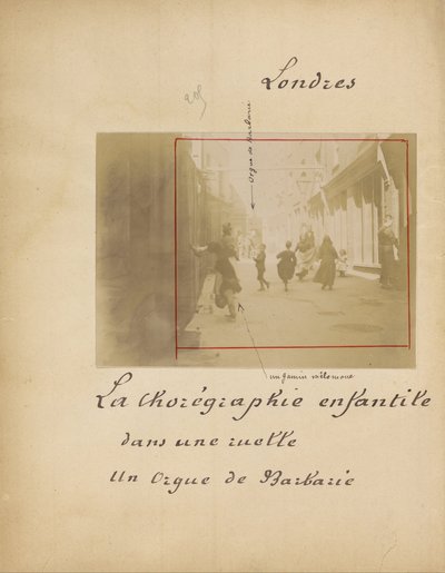London. Die kindliche Choreografin in einer Gasse mit einem Leierkastenmann von French Unknown maker