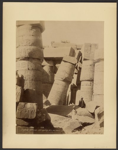 (Karnak) Großer Tempel, Hypostylhalle, Innenansicht, geneigte Säule von G. Lekegian