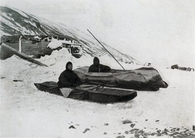 Die zwei Kajaks an Land, ca. 1911, 1913 von G. Murray Levick