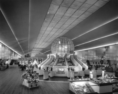 Beleuchteter Globus aus Cel-O-Glass in der Halle der Landwirtschaft auf der Weltausstellung in New York, 1939 von Gabriel Moulin