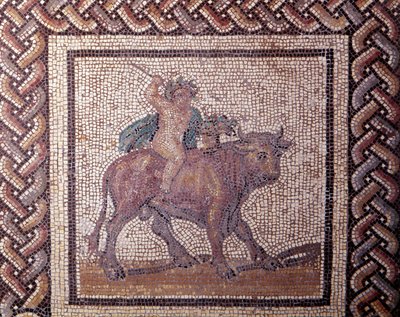Gallorömische Kunst: Mosaikpflaster, das einen rustikalen Kalender darstellt. Allegorie des Frühlings reitet auf einem Stier. Ende 2., Anfang 3. Jahrhundert n. Chr. Aus Saint-Romain-en-Gal (Rhône). Saint-Germain-en-Laye, Nationalmuseum für Archäologie von Gallo Roman