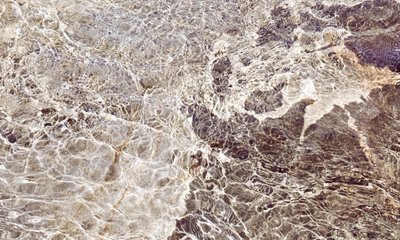 Goldene Wasserstrukturen von Gemma Bardot