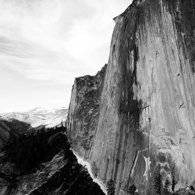 Majestätischer Bergklippenpfad von Gemma Bardot