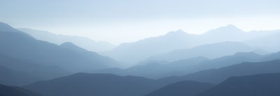 Neblige Blaue Berge von Gemma Bardot