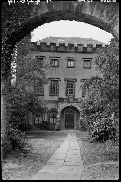 Mauer mit Torbogen vor Nr. 9, The College, County Durham von George Bernard Wood