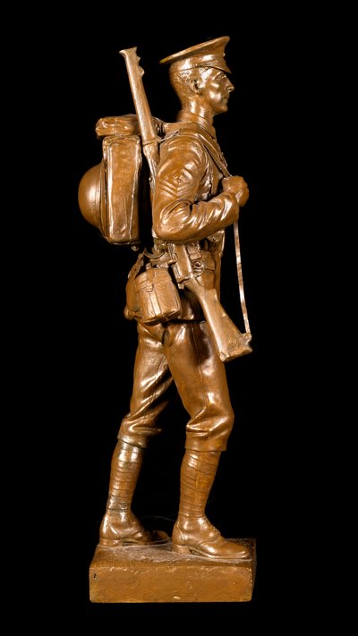 Ein Sergeant der Grenadier Guards in Marschordnung, ca. 1920 von George Edward Wade