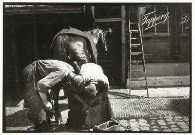 Hufschmied bei der Arbeit mit einem Pferd von George Hendrik Breitner