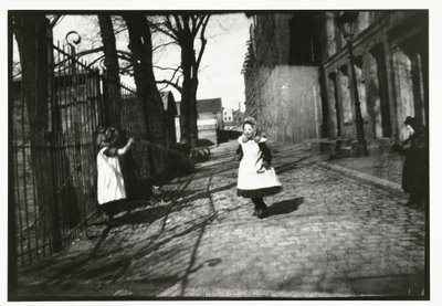 Kinder spielen vor dem Eingang von Breitners Atelier auf dem Prinseneiland in Amsterdam von George Hendrik Breitner