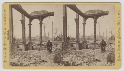 Stereograph eines Mannes, der einen Safe unter den Ruinen nach dem Chicago-Feuer von 1871 kühlt, 1871 von George N. Barnard
