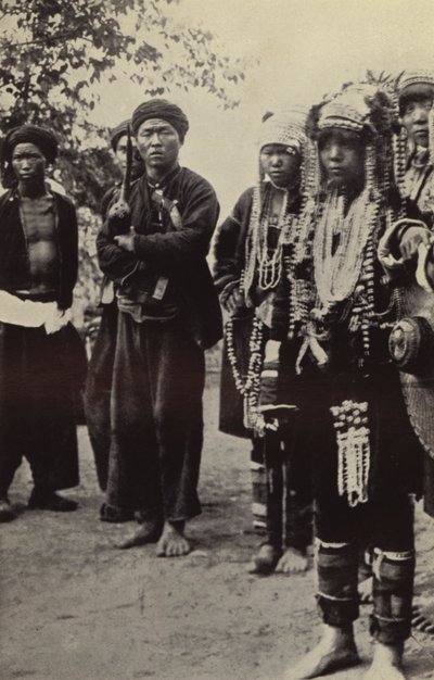 Burma: Akha-Männer mit Frauen in ihrer ganzen Pracht von Georges Bertin Scott