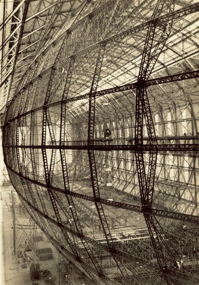 Das Gerüst des Luftschiffs LZ 130 im Bau von German Photographer
