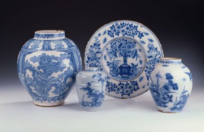 Eine Auswahl von Frankfurter Blau-Weiß-Keramiken im chinesischen Stil, ca. 1680-90 von German School