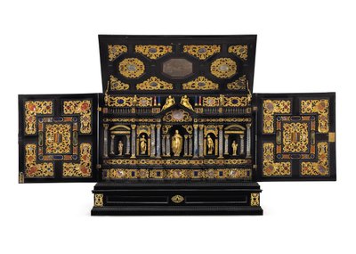 Ein Augsburger Tischkabinett aus vergoldetem Metall, Bergkristall und pietra dura, ca. 1630-40 von German School