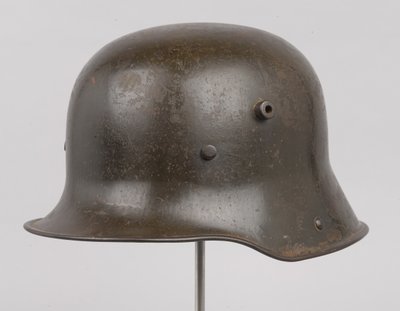 Deutscher Stahlhelm, ca. 1916 von German School