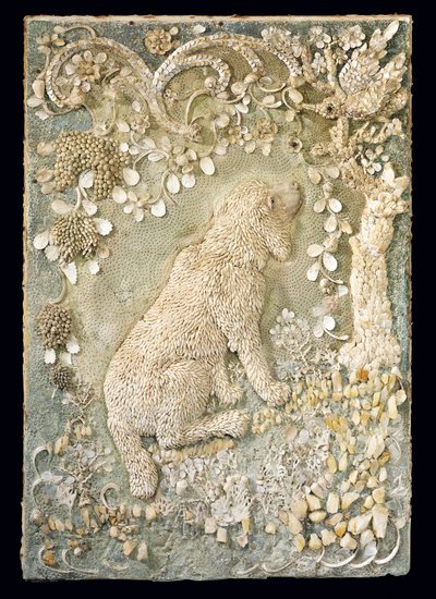Einer von einem Paar Louis XV sitzender Hunde, modelliert in Relief, in einer grottenartigen Umgebung von German School