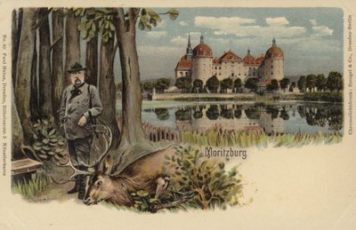Postkarte mit einem Mann und einem erlegten Hirsch vor dem Schloss Moritzburg von German School