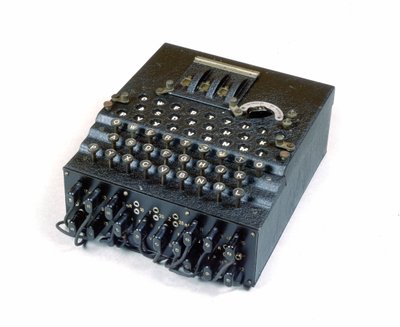 Krieg 1939-1945. Entschlüsselungsmaschine „Enigma“ erfunden von Arthur Scherbius (1878-1929), deutscher Ingenieur. von German School