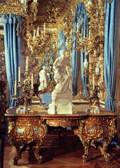 Schreibtisch und Statue von Ludwig XV. im Spiegelsaal von German School