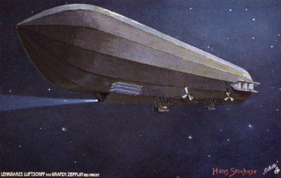 Zeppelin-Luftschiff fliegt bei Nacht von German School