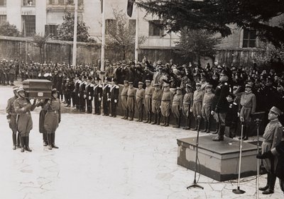 Benito Mussolini leitet ein Staatsbegräbnis eines Garibaldi-Soldaten von Giacomelli Giacomelli