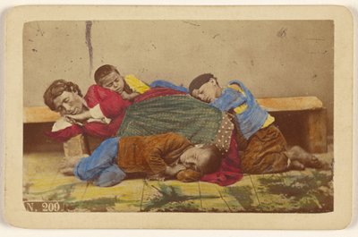 [Zigeunermutter und drei Kinder schlafen auf Bank und Boden] von Giorgio Conrad