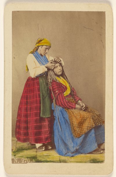 Ältere Frau frisiert eine jüngere Frau von Giorgio Conrad