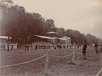 Polizist auf einer Rennbahn während eines Pferderennens von Giorgio Enrico (attr.to) Levi