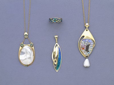 Eine Gruppe von Liberty & Co gelbmetall- und emaillierten Anhängern und ein Ring, entworfen von Archibald Knox von Giovanni Bigatti