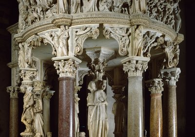 Die theologischen Tugenden und Herkules links (Detail) von skulptierten Gruppen, die die Kanzel stützen. Marmorskulptur von Giovanni Pisano (1248-1314). 1302-1311 Kathedrale von Pisa (Duomo di Santa Maria Assunta di Pisa), Italien von Giovanni Pisano