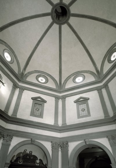 Ansicht der achteckigen Sakristei, gebaut nach einem Entwurf von Giuliano da Sangallo (1445-1516) von Giuliano Giamberti da Sangallo
