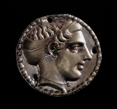 Goldapplikation eines weiblichen Kopfes mit Sakos, aus Kerch, 5. Jahrhundert von Greek