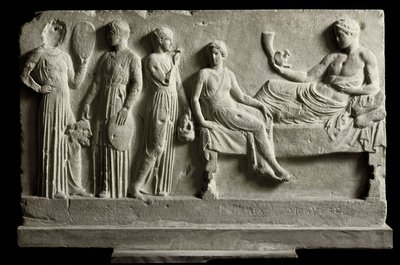 Griechische Kunst: niedriges votives Marmorrelief, Dionysos Bacchus von Komödianten gewidmet, es stellt „Die Bakchen“ von Euripides dar - 410 v. Chr. - Athen, Nationales Archäologisches Museum von Greek