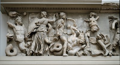 Griechische Kunst: Darstellung von Hekate und Artemis. Fries des Altars von Zeus in Pergamon, Flachrelief von Eumenes II. von Greek