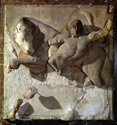 Herkules kämpft mit dem kretischen Stier, eine von zwölf Metopen, die die Arbeiten des Herkules aus dem Tempel des Zeus in Olympia darstellen, Frühklassische Periode, ca. 470-457 v. Chr. (Parischer Marmor) von Greek