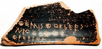 Ostrakon (oder Ostracon) (Plural: Ostraka), Tonscherben, die während der Ostrakismusverfahren im antiken Griechenland als Stimmzettel dienten. 480 v. Chr. Athen. Agora-Museum von Greek
