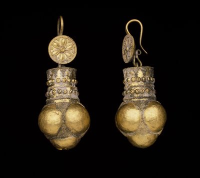Paar Ohranhänger mit Rosetten und Kugeltrauben, 2.-1. Jahrhundert v. Chr. von Greek