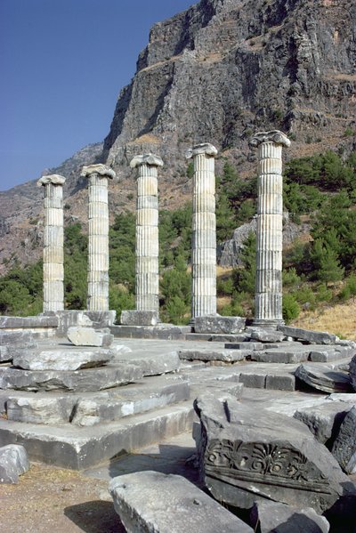Ruinen und Akropolis-Felsen im Tempel der Athena Polia, Mitte des 4. Jahrhunderts v. Chr. von Greek School