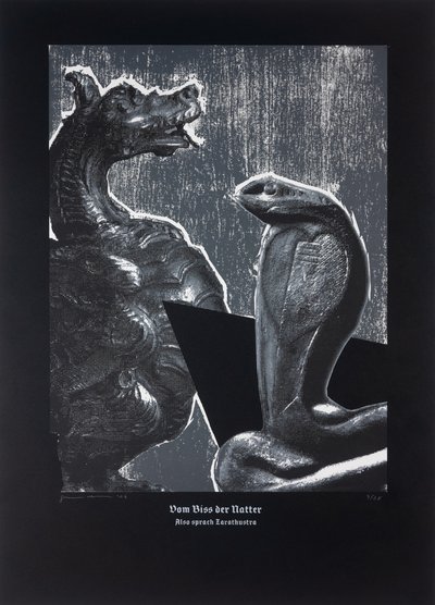 Von der Natter gebissen, Also sprach Zarathustra, 2024 (Holzschnitt und Siebdruck) von Guilherme Pontes