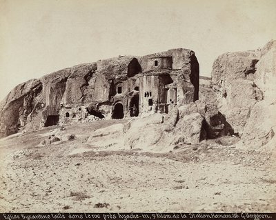 Eine byzantinische Kirche in den Felsen gehauen, in der Nähe von Ayache-in, am Rande der Hamam-Station, Türkei von Guillaume Berggren
