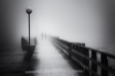 Geheimnisvoller nebliger Pier Spaziergang von Gustav Davidsson