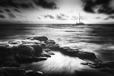 Segelboot über felsiger Küste von Gustav Davidsson