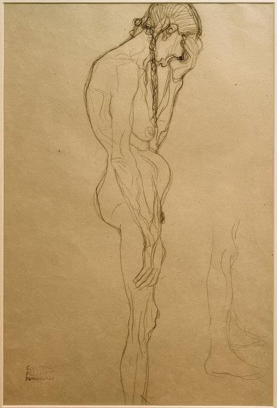 Stehende alte Frau im Profil nach rechts, Beinstudie von Gustav Klimt