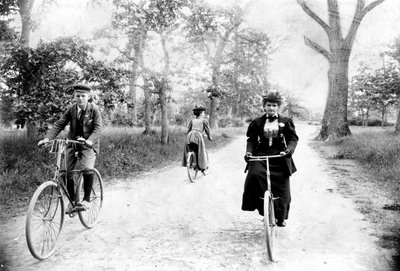 Maynard MacDonald und seine Großmutter Hannah Maynard beim Radfahren im Beacon Hill Park, Victoria, ca. 1895 von Hannah Maynard