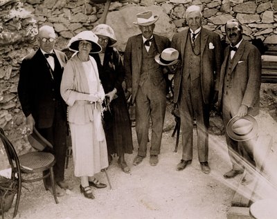 Howard Carter (1873-1939) und eine Gruppe Europäer neben den Ausgrabungen des Grabes von Tutanchamun, Tal der Könige von Harry Burton