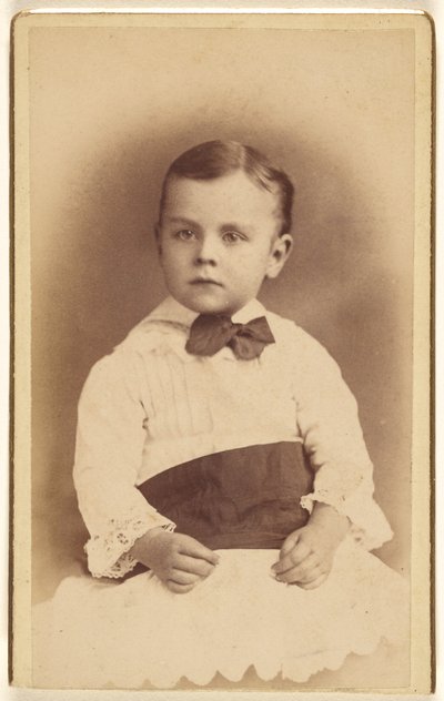 [Unidentifizierter kleiner Junge mit Fliege, sitzend] von Hastings and White and Fisher