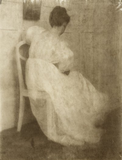 Mary Warner auf einem weißen Stuhl, ca. 1910 von Heinrich Kuhn