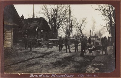 Erster Weltkrieg: Ukraine in den Jahren 1914-1916 während der Invasion der deutschen Armee. Militär mit einem Verwundeten (s/w Foto) von Heldenfriedhof Dsessentniki (attr. to)