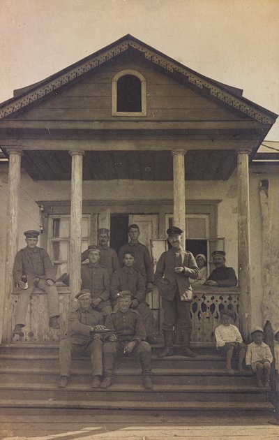 Erster Weltkrieg: Ukraine in den Jahren 1914-1916 während der Invasion der deutschen Armee. Gruppe von Soldaten auf den Vortreppen eines Hauses (s/w Foto) von Heldenfriedhof Dsessentniki (attr. to)